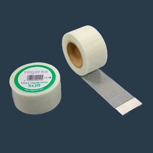 Cinta tapagrietas autoadhesiva para refuerzo de juntas en paredes y tabiques.