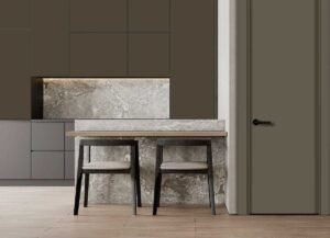 Puerta suelo a techo Lisa lacada en blanco con tapetas estándar, diseño minimalista de Maiporta.