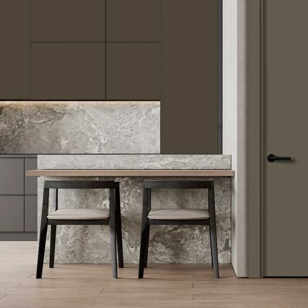 Puerta suelo a techo Lisa lacada en blanco con tapetas estándar, diseño minimalista de Maiporta.